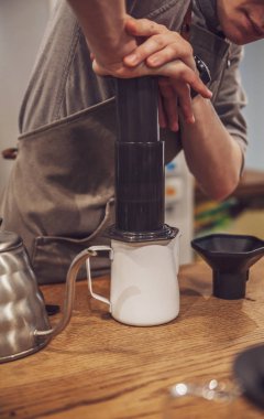 Barista uçakla alternatif kahve yapıyor.