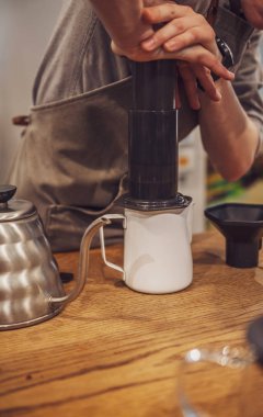 Barista uçakla alternatif kahve yapıyor.