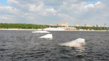 Nehir dalgalar üzerinde atlama tahtası binici uyandır. Aşırı bir yaşam tarzı. Wakeboarding şehir Nehri üzerinde yapan adam.