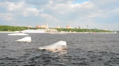 Nehir dalgalar üzerinde atlama tahtası binici uyandır. Aşırı bir yaşam tarzı. Wakeboarding şehir Nehri üzerinde yapan adam.