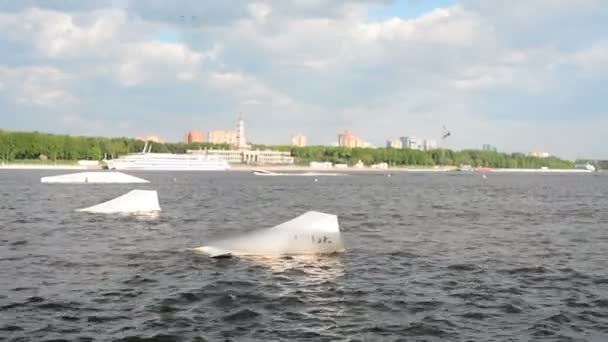 Wake-Board-Fahrer springen auf Flusswellen. Extremer Lebensstil. Mann macht Wakeboarding-Tricks auf Stadtfluss. — Stockvideo