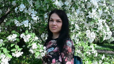 bahar çiçekleri beyaz bir elma bahçesi içinde yürüyen genç mutlu kadın. Güzel bir kız portresi