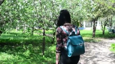 bahar çiçekleri beyaz bir elma bahçesi içinde yürüyen genç mutlu kadın. Güzel bir kız portresi