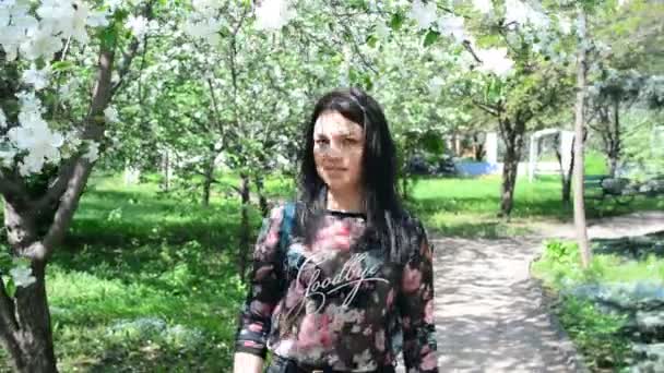 春の花白のリンゴ園に歩いて若い幸せな女 美しい少女の肖像画 — ストック動画