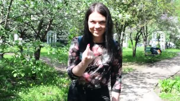 Młoda kobieta szczęśliwy, chodzenie w sad jabłkowy w wiosenne kwiaty białe. Portret pięknej dziewczyny — Wideo stockowe