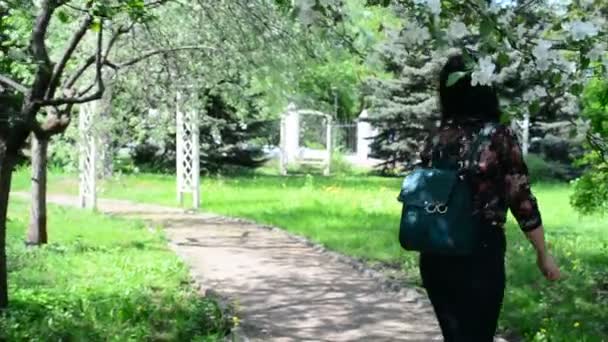 흰색 봄 꽃에서 사과 과수원에서 산책 젊은 행복 한 여자. 아름 다운 여자의 초상화 — 비디오
