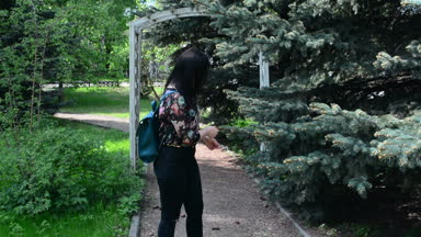 Bahar parkta bir yürüyüş üzerinde güzel genç kadın