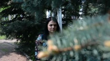 Bahar parkta bir yürüyüş üzerinde güzel genç kadın