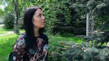 Bahar parkta bir yürüyüş üzerinde güzel genç kadın