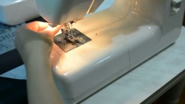 Dikiş makinesi ile çalışan kadın yakın yukarı Hd klip.
