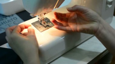 Dikiş makinesi ile çalışan kadın yakın yukarı Hd klip.