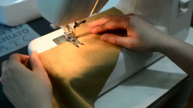 Dikiş makinesi ile çalışan kadın yakın yukarı Hd klip.