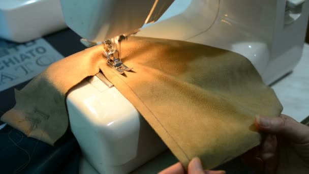 女人使用缝纫机 接近了高清剪辑 — 图库视频影像