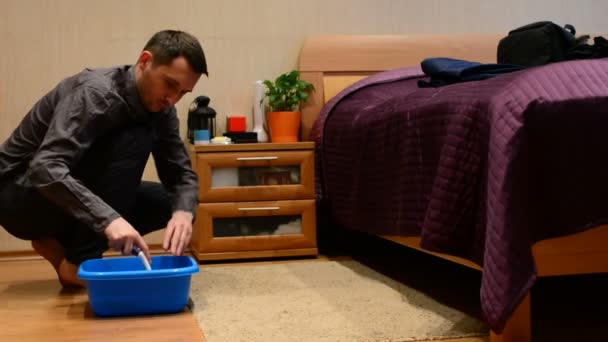 清洗和家庭概念 男性清洗污渍用布地毯上的特写 — 图库视频影像