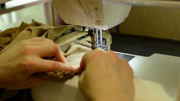 Una Mujer Hace Una Máquina Coser Línea — Vídeo de stock