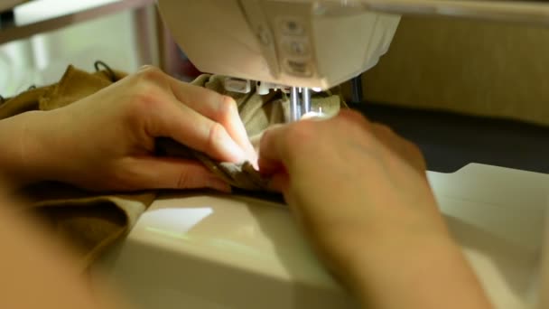 Eine Frau Macht Eine Stricknähmaschine — Stockvideo