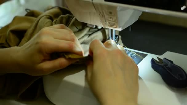 Bir Kadın Bir Satır Dikiş Makinesi Yapıyor — Stok video