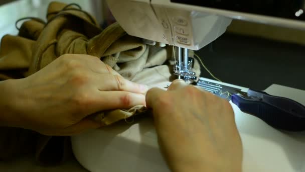 Una Mujer Hace Una Máquina Coser Línea — Vídeo de stock