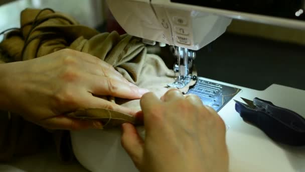 Una Mujer Hace Una Máquina Coser Línea — Vídeo de stock