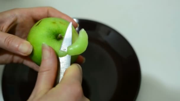 Mujer Limpia Una Manzana Con Cuchillo — Vídeos de Stock