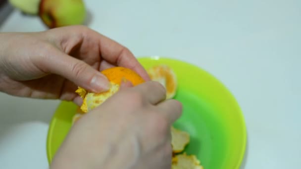 Γυναίκα Καθαρίζει Mondarin Στο Πιάτο — Αρχείο Βίντεο