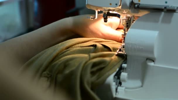 Une Femme Qui Travaille Sur Projet Couture Coupant Tissu Cousant — Video