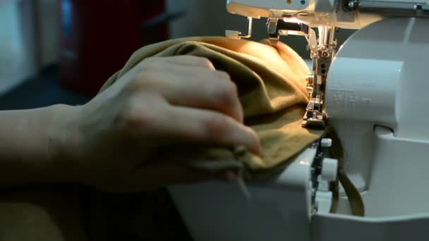 Женщина Работающая Над Швейным Проектом Режет Ткань Пришивает Машине Швейная — стоковое видео