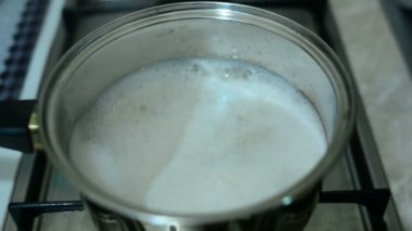 Yulaf lapası bir tencerede kaynar
