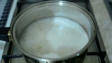 Yulaf lapası bir tencerede kaynar