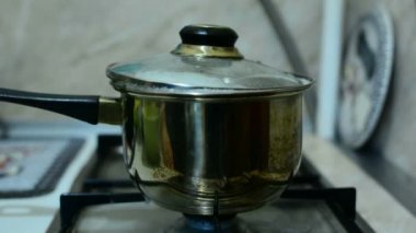 Yulaf lapası bir tencerede kaynar