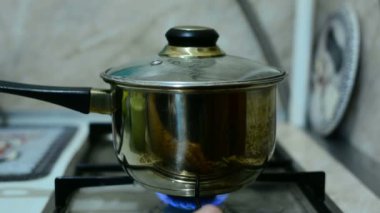Yulaf lapası bir tencerede kaynar
