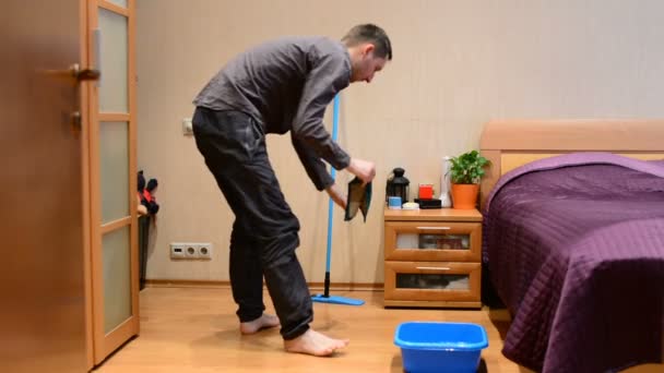 Een Jonge Man Wast Een Mop Vloeren — Stockvideo