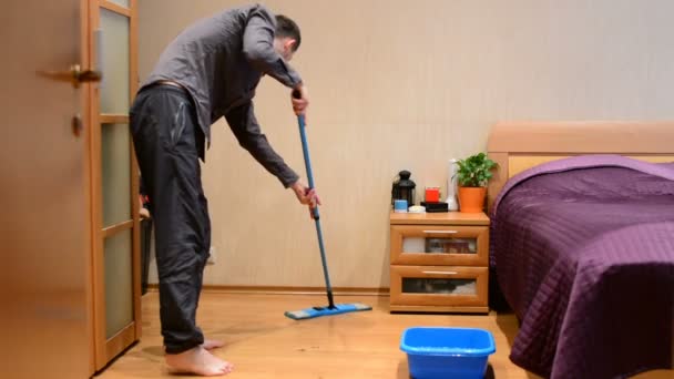 Een Jonge Man Wast Een Mop Vloeren — Stockvideo