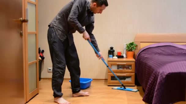 Een Jonge Man Wast Een Mop Vloeren — Stockvideo