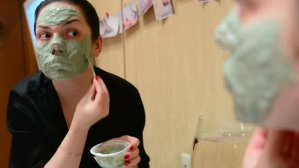 Jong Meisje Toepassing Van Cosmetische Masker Van Blauwe Klei Kamer — Stockvideo