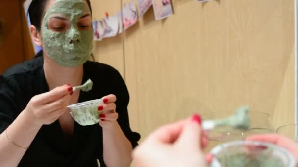 Menina Aplicando Máscara Cosmética Barro Azul Sala Frente Espelho — Vídeo de Stock