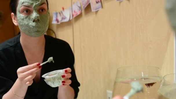 Jong Meisje Toepassing Van Cosmetische Masker Van Blauwe Klei Kamer — Stockvideo