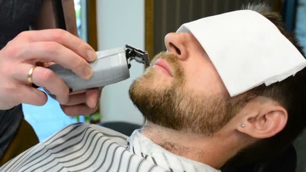 Männer Friseur und Friseur in einem Friseursalon. Pflege des Bartes. Friseurladen. Mann Friseur macht Haarschnitt Bart erwachsene Männer im Herren-Friseursalon. Friseure am Arbeitsplatz — Stockvideo