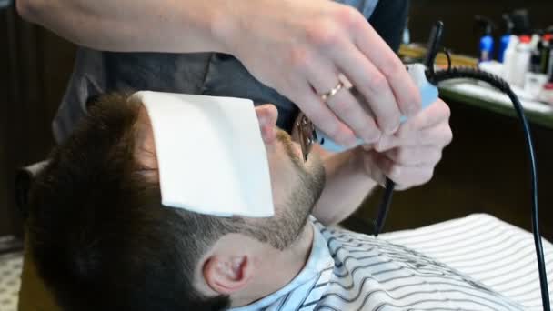 Mens hairstyling and haircutting in a barber shop or hair salon. Grooming the beard. Barbershop. Man hairdresser doing haircut beard adult men in the mens hair salon. Hairdressers in the workplace — Stock Video