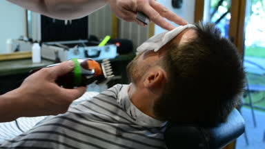 Kuaför kesim istemcileri sakal profesyonel sakal düzeltici bir berber dükkanı açık renkli, tarih içinde yakın çekim.