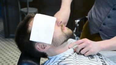 Kuaför kesim istemcileri sakal profesyonel sakal düzeltici bir berber dükkanı açık renkli, tarih içinde yakın çekim.