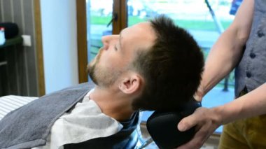 Kuaför kesim istemcileri sakal profesyonel sakal düzeltici bir berber dükkanı açık renkli, tarih içinde yakın çekim.