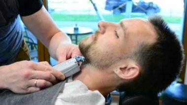 Kuaför kesim istemcileri sakal profesyonel sakal düzeltici bir berber dükkanı açık renkli, tarih içinde yakın çekim.