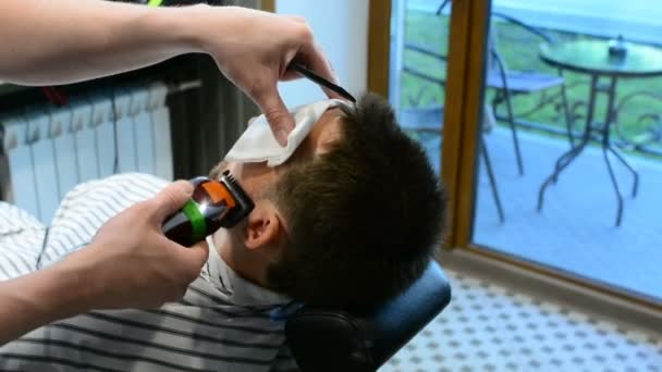 Barber Cuts Clients Beard Professional Beard Trimmer Barbershop Light Background — Stock Video