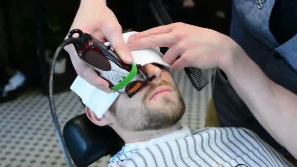 Kapper Bezuinigingen Klanten Baard Met Een Baardtrimmer Voor Professionele Een — Stockvideo