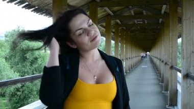 Kız su kemeri üzerinde yürüyüş