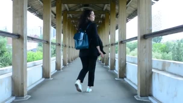 Meisje Lopen Het Aquaduct — Stockvideo