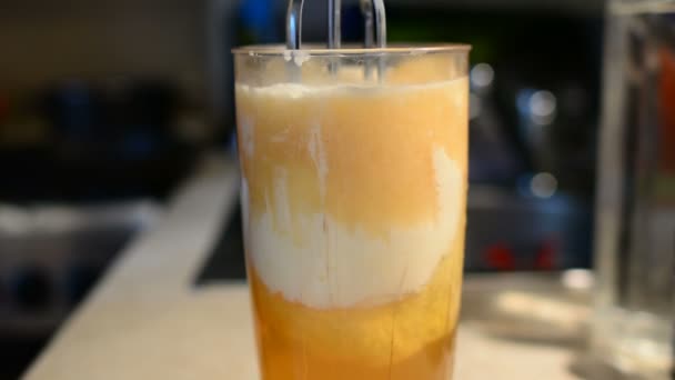 Milchshake Aus Eis Und Saft Mit Dem Mixer Schlagen — Stockvideo