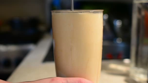 Batido Leite Batido Sorvete Suco Com Misturador — Vídeo de Stock