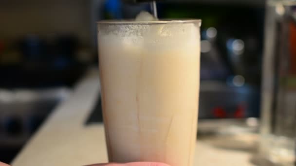 Milchshake Aus Eis Und Saft Mit Dem Mixer Schlagen — Stockvideo